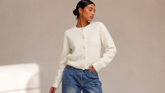 Femme portant un cardigan en maille douce blanc avec un jean dans un style simple et élégant
