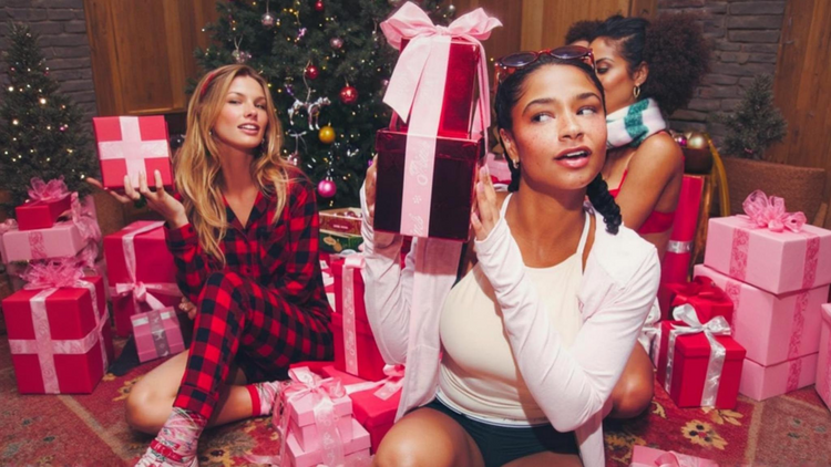 Idées cadeaux femme avec coffrets beauté et accessoires cocooning dans un univers doux et cosy