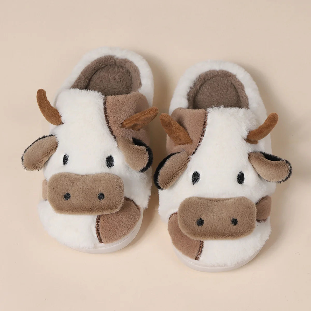 Chaussons femme vache marron grisâtre peluche détail produit
