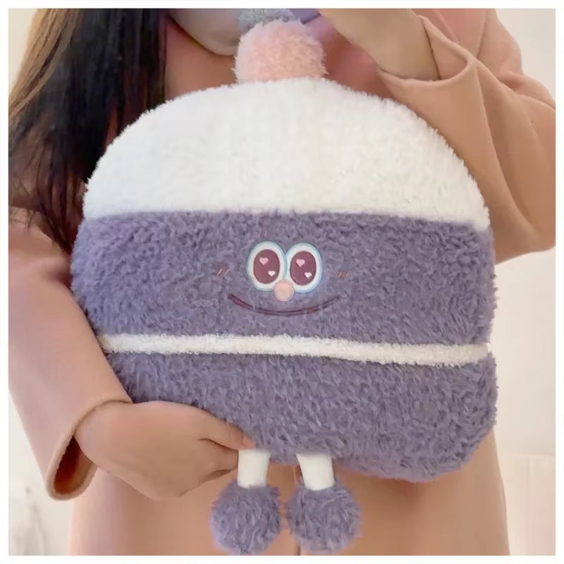 Coussin Noël gâteau peluche tenu en main déco cosy