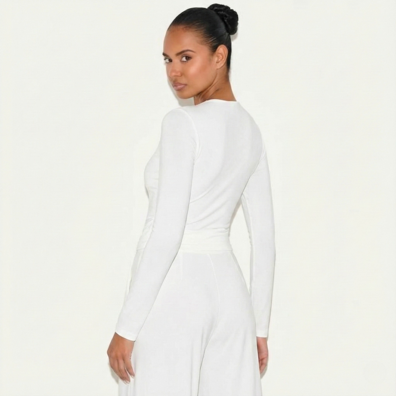 Ensemble femme monochrome blanc col rond pantalon plissé taille haute look chic sur modèle hiver printemps