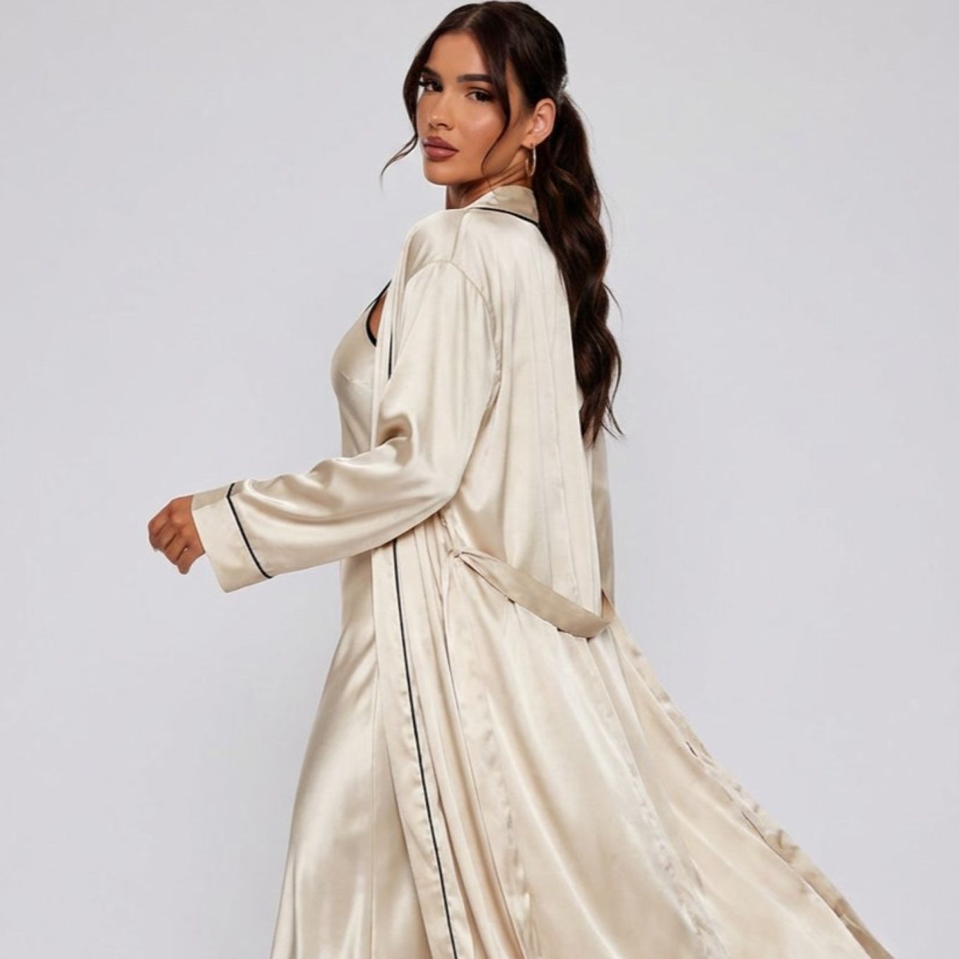 Ensemble nuisette et robe longue satinée femme beige sur modèle hiver printemps 2026