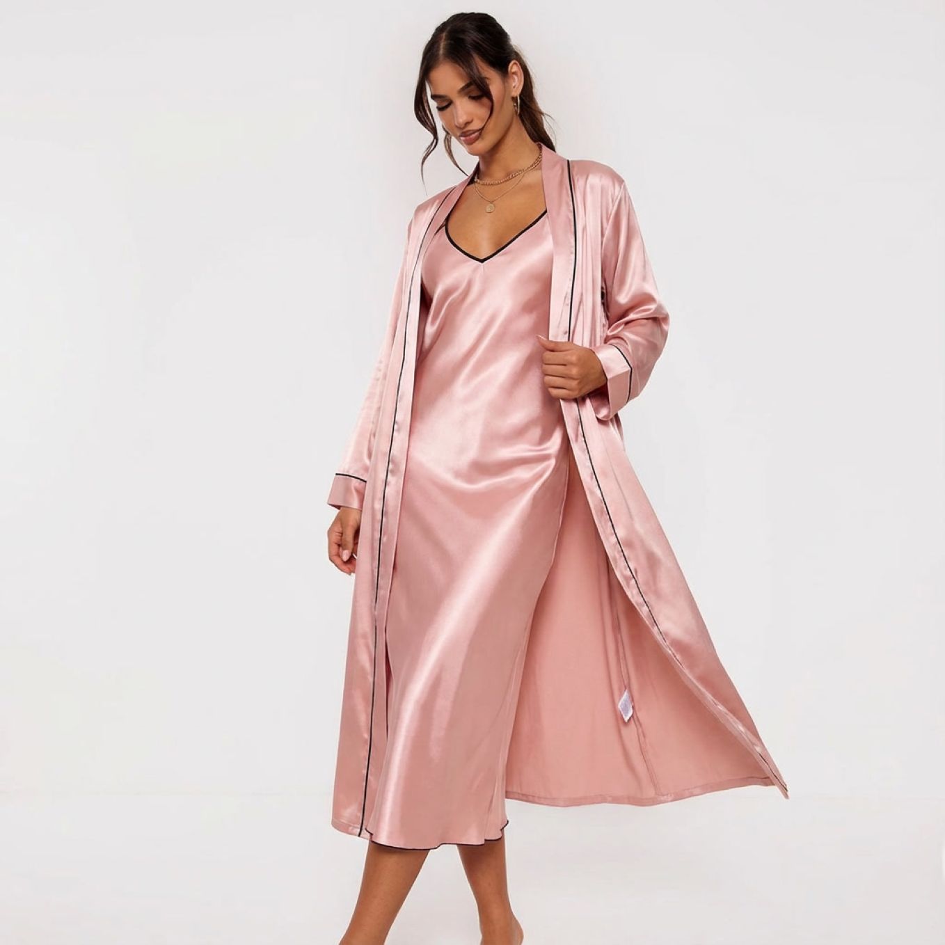 Ensemble nuisette et robe longue satinée femme rose sur modèle hiver printemps 2026