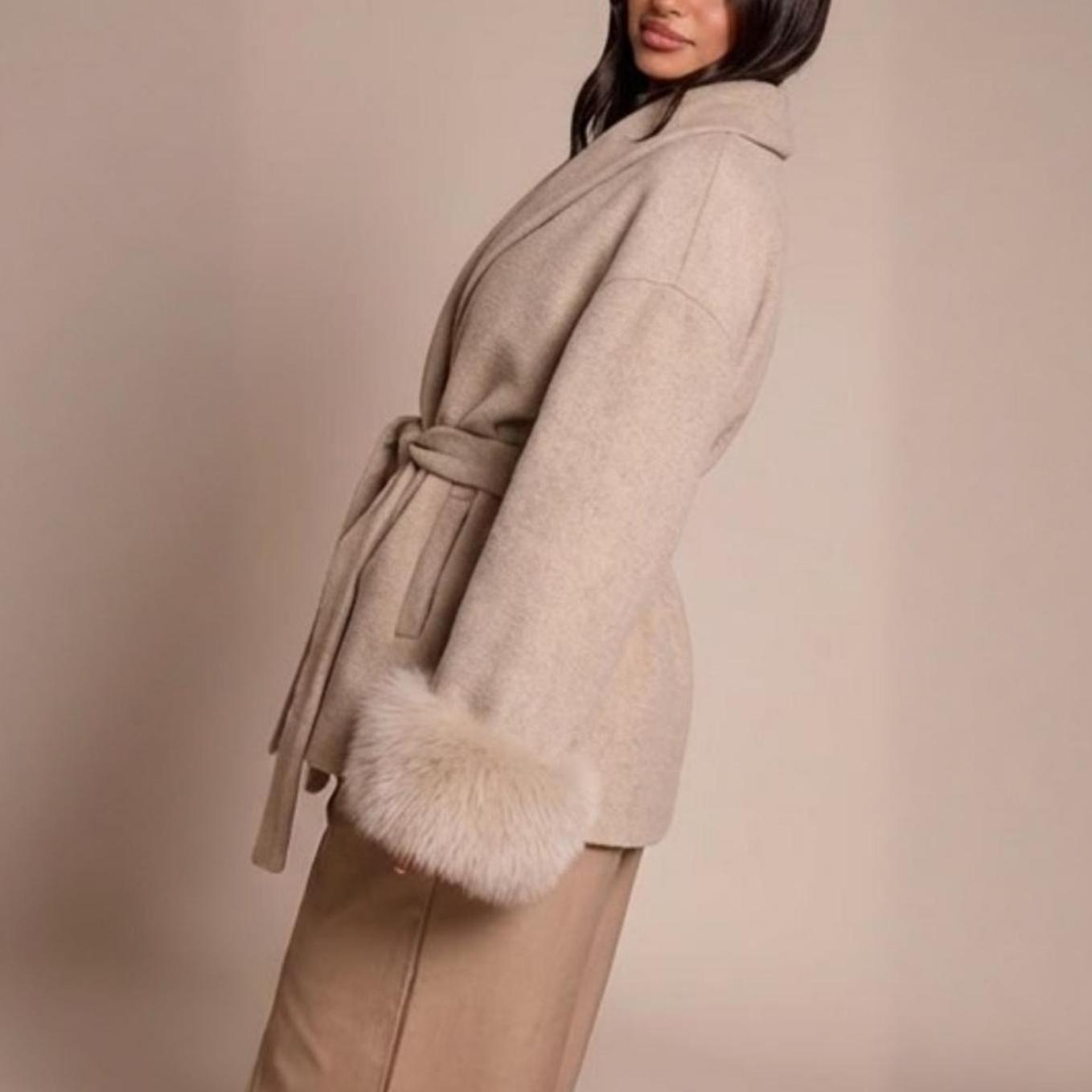 Manteau femme laine épaisse beige à lacets col revers effet fourrure sur modèle hiver printemps