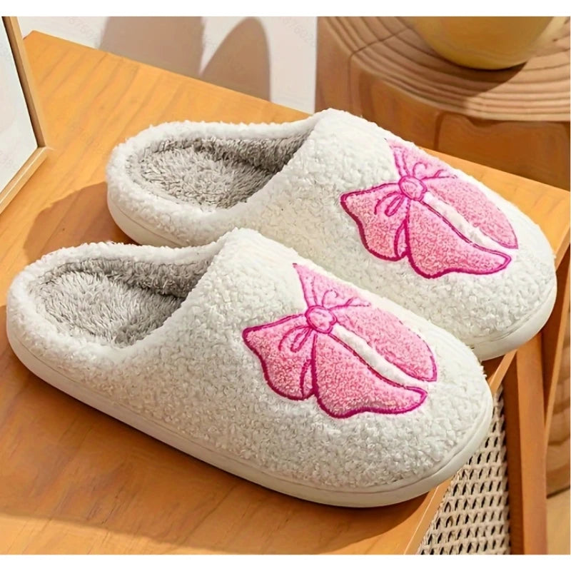 Pantoufles femme hiver en peluche motif nœud chaussons chauds vue portée