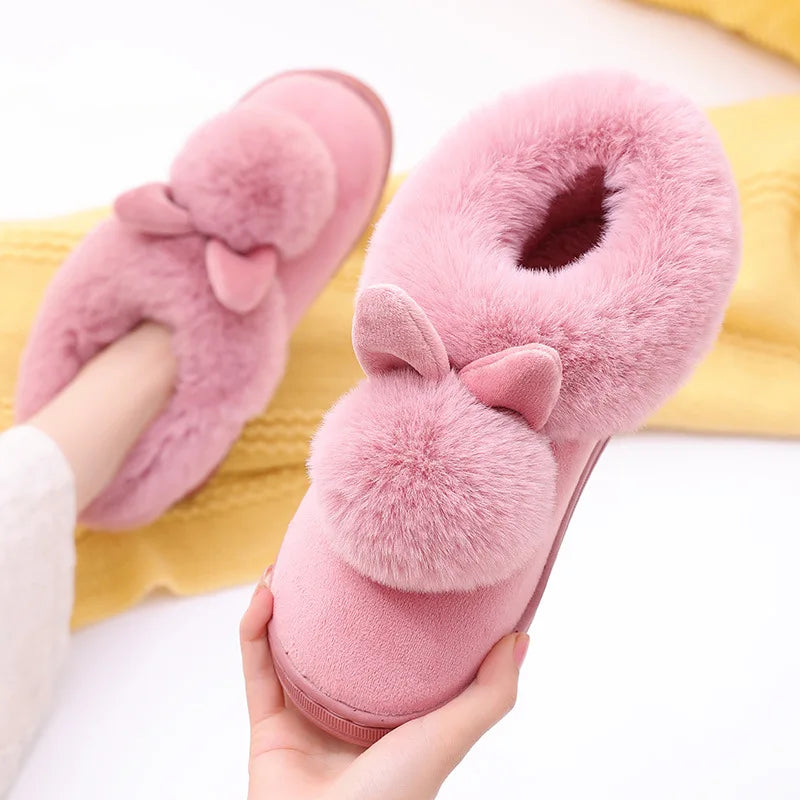 Pantoufles femme lapin rose peluche détail produit doux