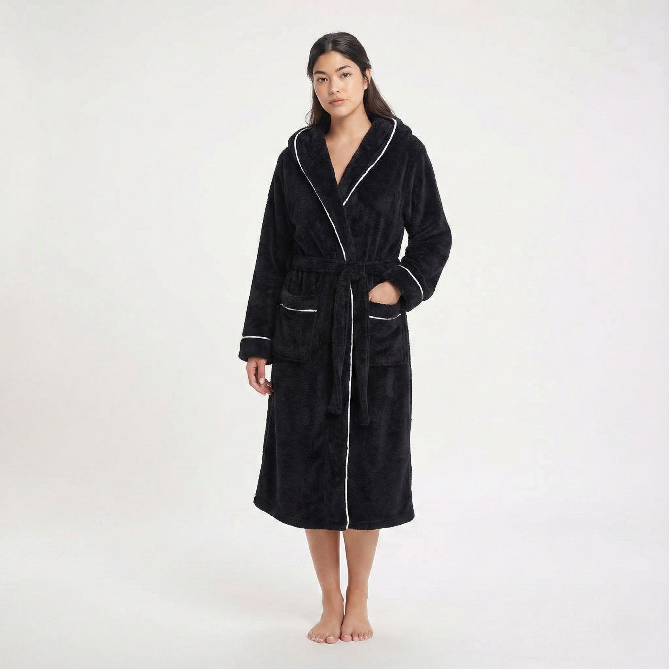 Peignoir polaire femme chaud et épais bleu sombre noirâtre pose sur modèle hiver printemps 2026