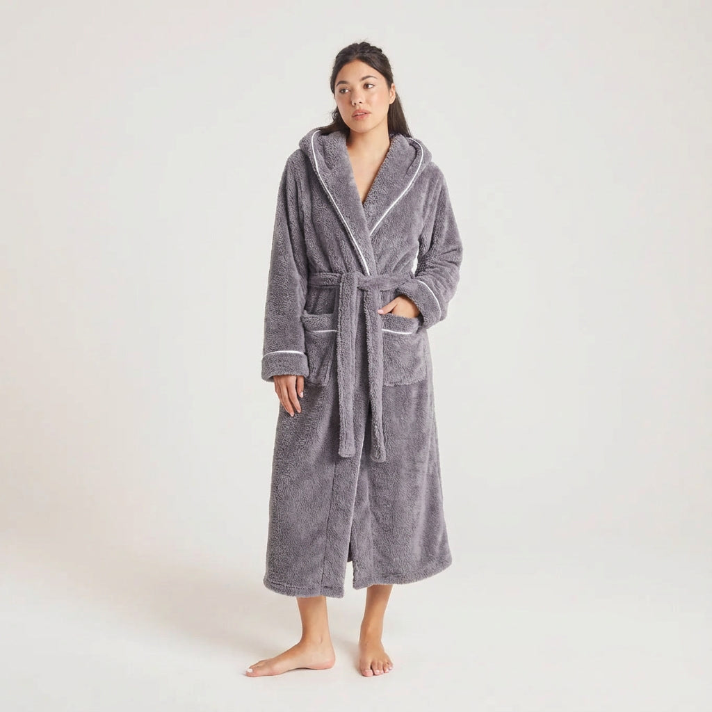 Peignoir polaire femme chaud et épais gris sombre cocooning sur modèle hiver printemps 2026