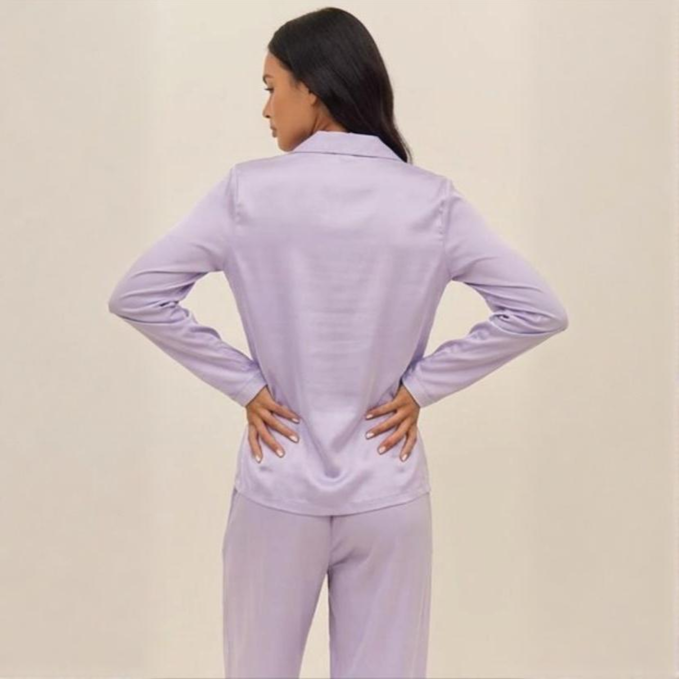 Pyjama couple coton satiné léger violet manches longues vue dos sur modèle printemps été 2026