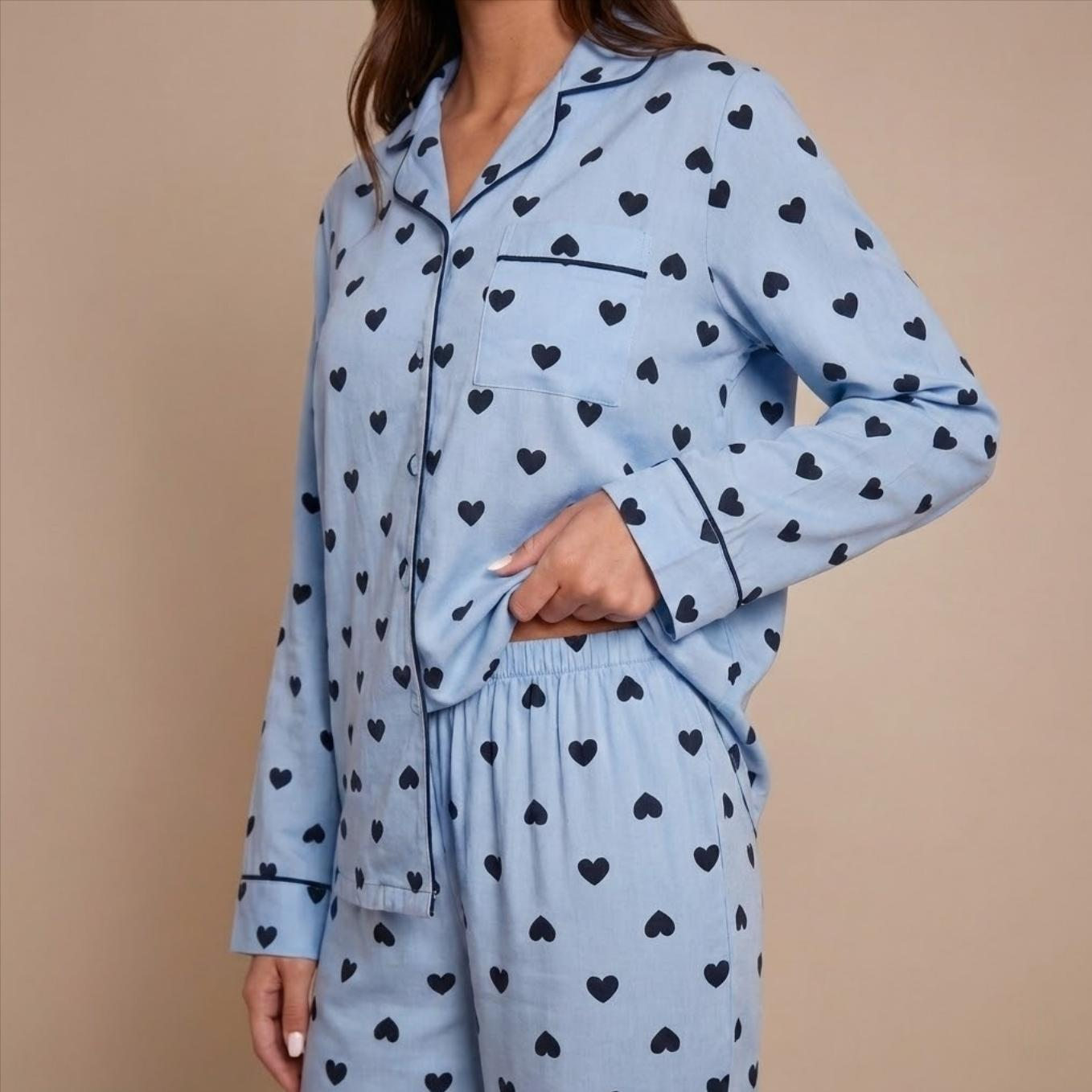 Pyjama femme flanelle coton imprimé cœur bleu détail sur modèle printemps hiver 2026