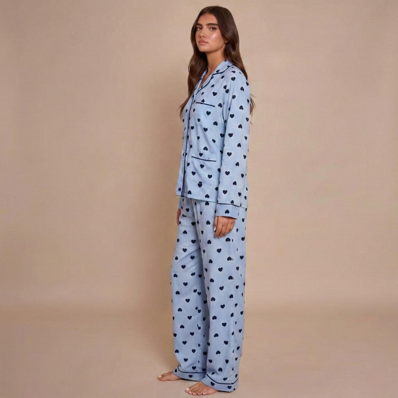 Pyjama femme flanelle coton imprimé cœur bleu profil sur modèle printemps hiver 2026