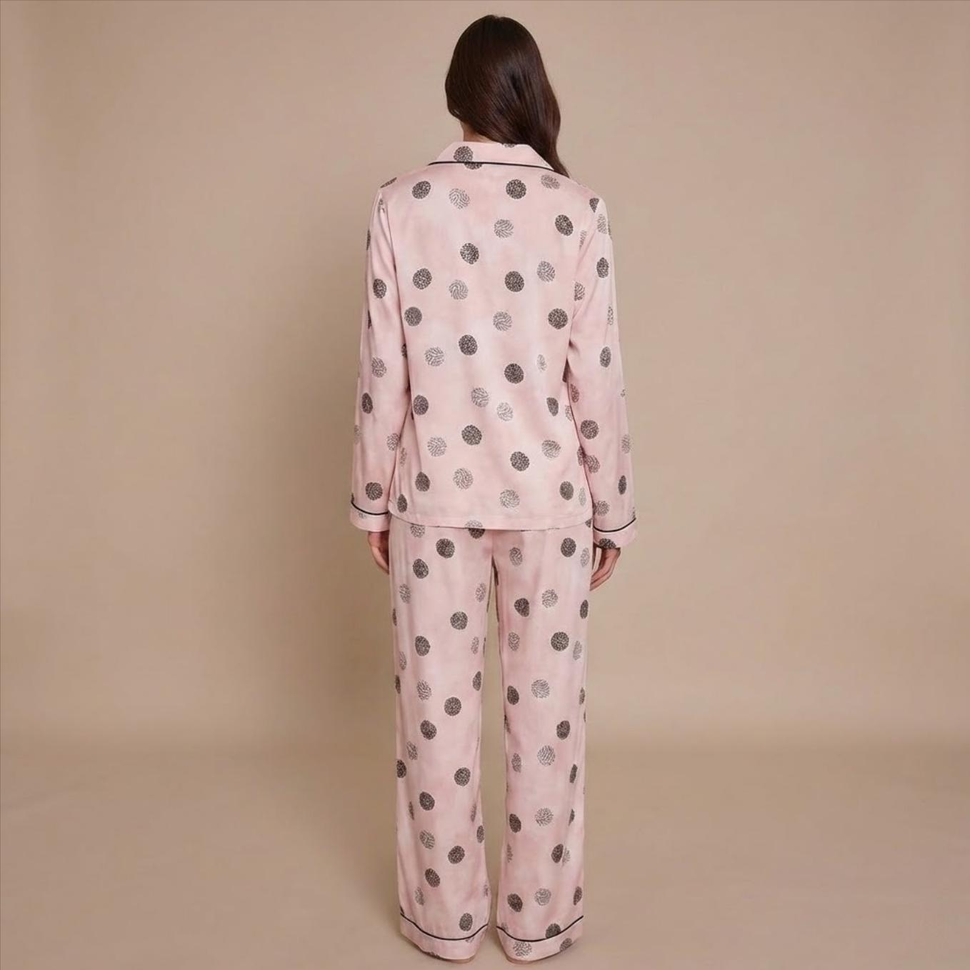 Pyjama femme flanelle coton imprimé rose à pois vue dos sur modèle printemps hiver 2026