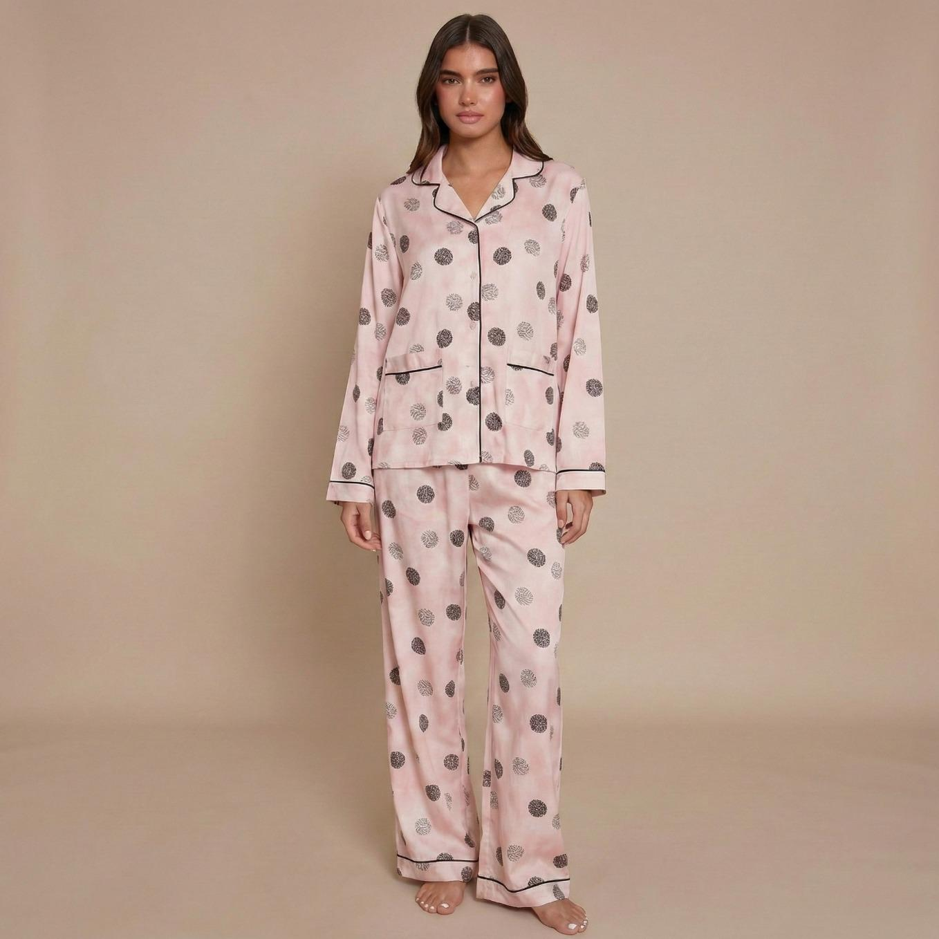 Pyjama femme flanelle coton imprimé rose à pois sur modèle printemps hiver 2026