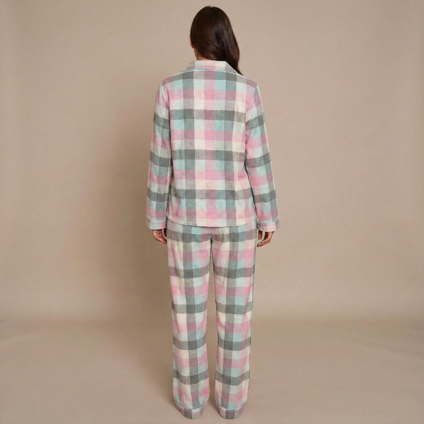 Pyjama femme flanelle coton plaid imprimé bandes vue dos sur modèle printemps hiver 2026