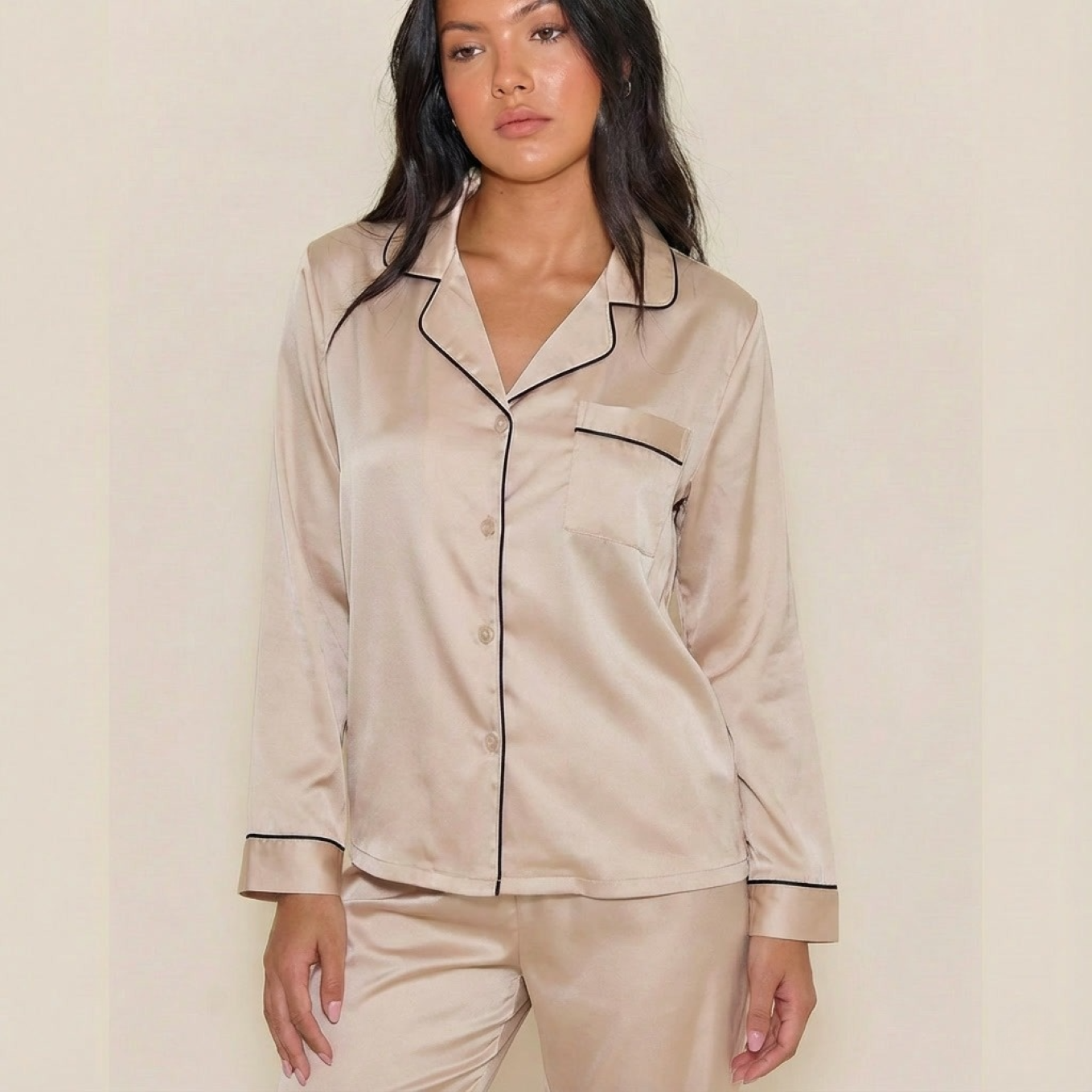 Pyjama femme satiné boutonné 2 pièces manches longues beige sur modèle hiver printemps 2026