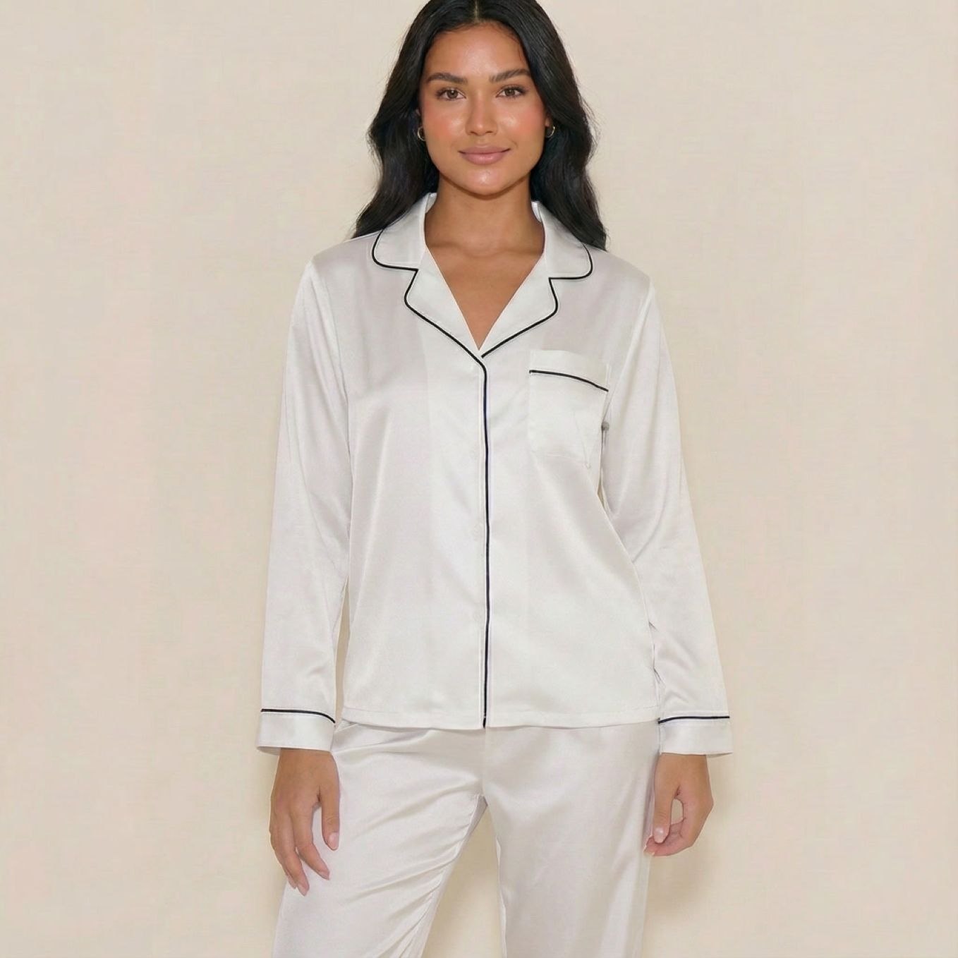Pyjama femme satiné boutonné 2 pièces manches longues blanc sur modèle hiver printemps 2026