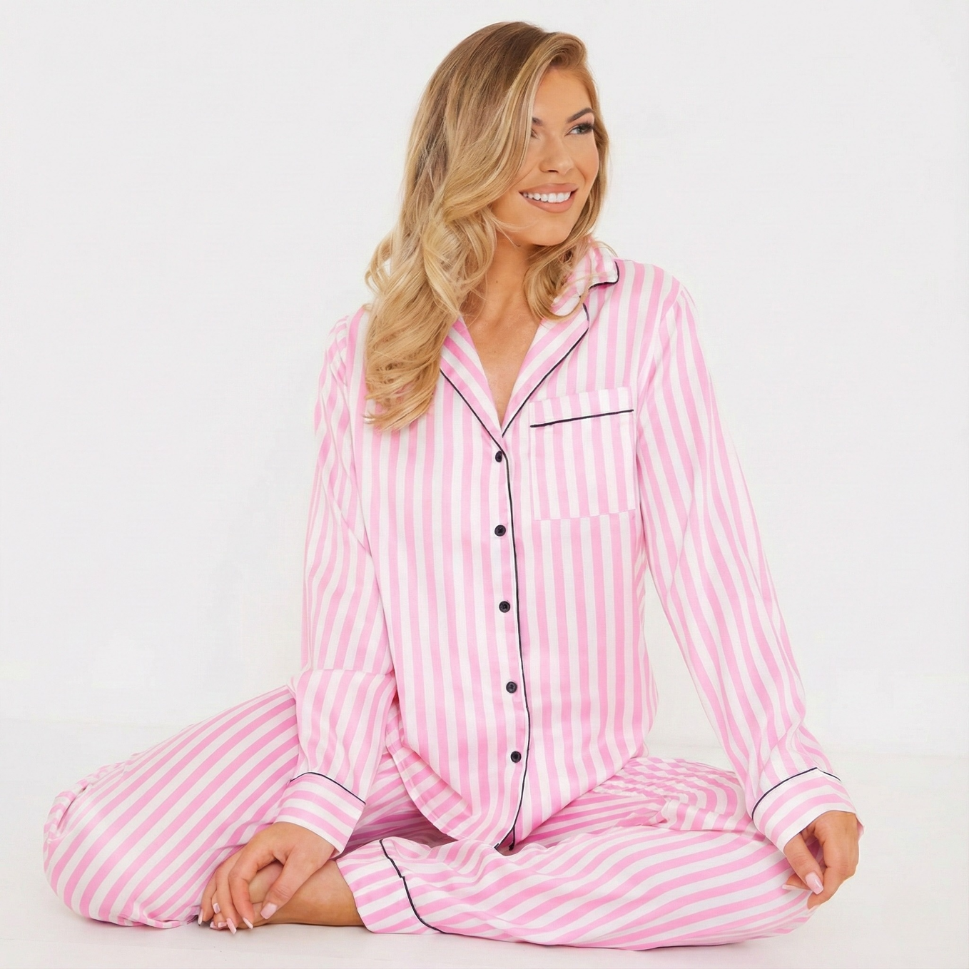 Pyjama femme satiné rayures roses ensemble 2 pièces manches longues pose sur modèle hiver printemps 2026