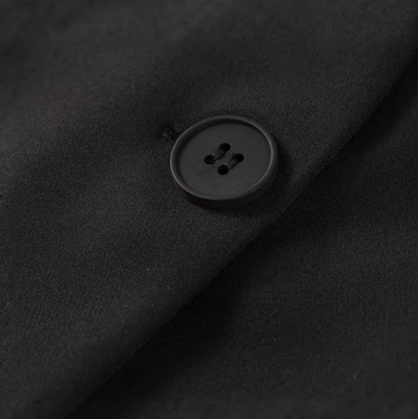 Détail bouton blazer femme noir col V – finition élégante