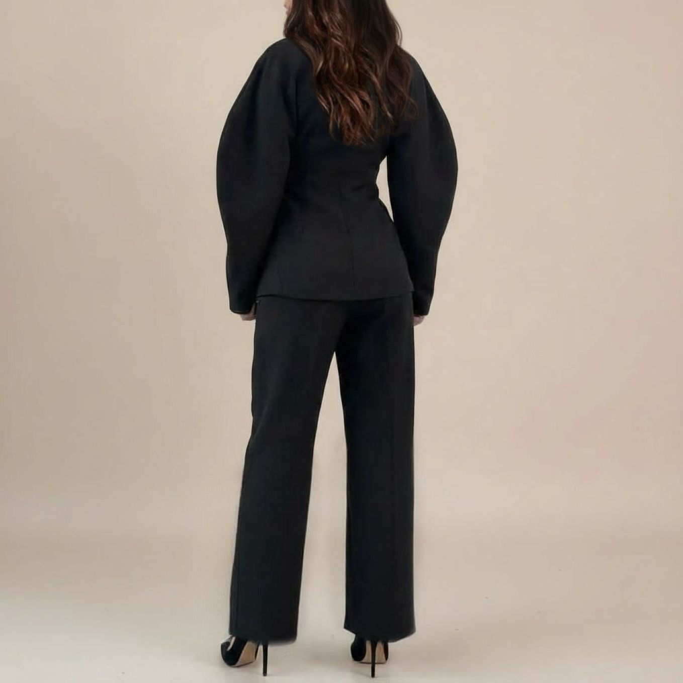 Ensemble tailleur femme noir vue arrière – blazer col V et pantalon droit