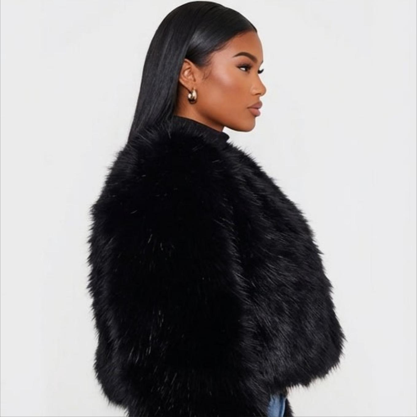 Veste courte femme en fausse fourrure noire coupe luxueuse moelleuse chic sur modèle hiver printemps