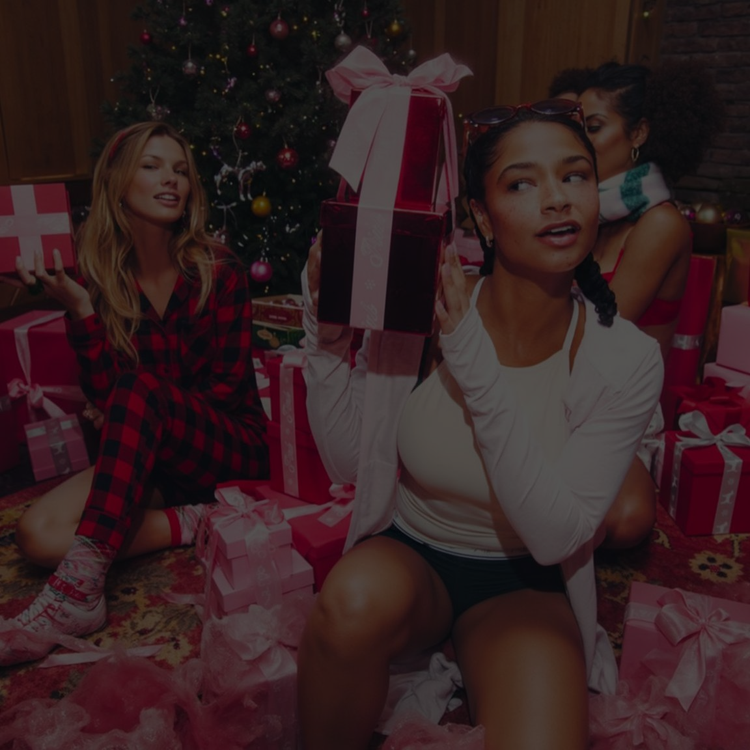 Idées cadeaux femme avec coffrets beauté et accessoires cocooning dans un univers doux et cosy