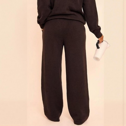 Ensemble femme col V en maille – haut tricoté manches longues & pantalon droit à lien, tenue décontractée chic automne 2025