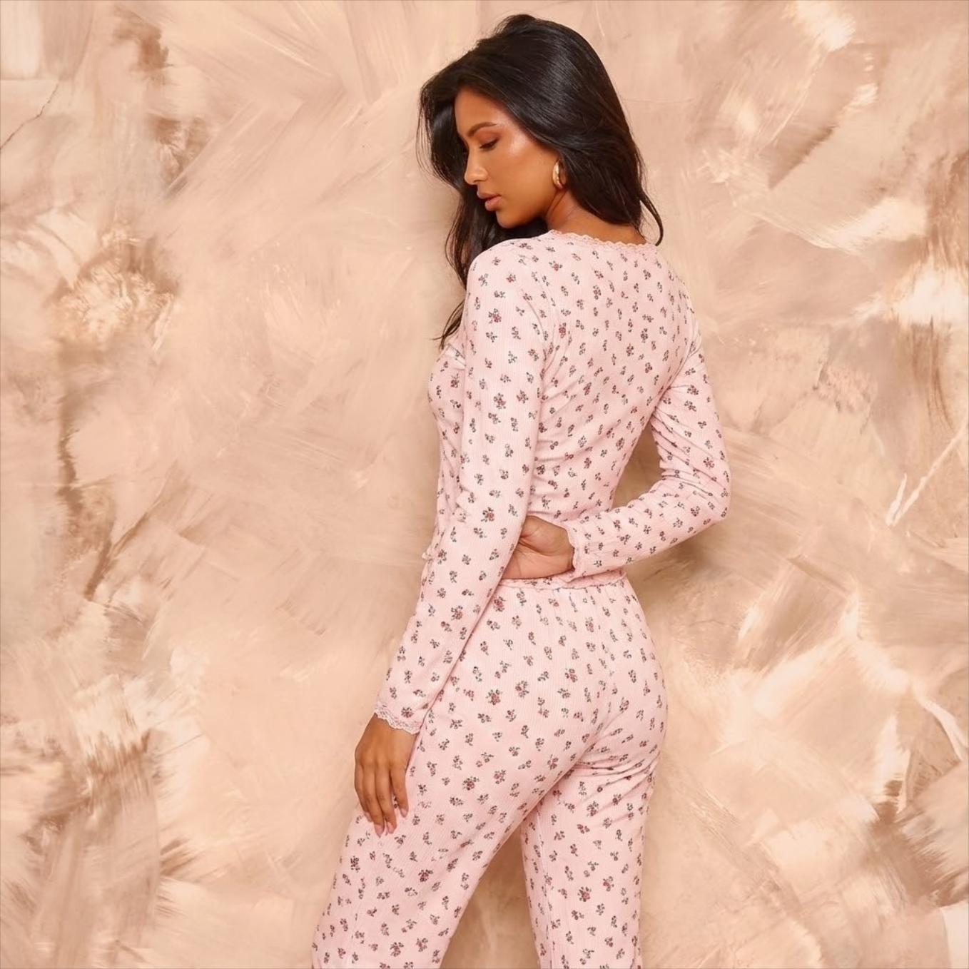 Pyjama femme floral manches longues avec finitions ondulées