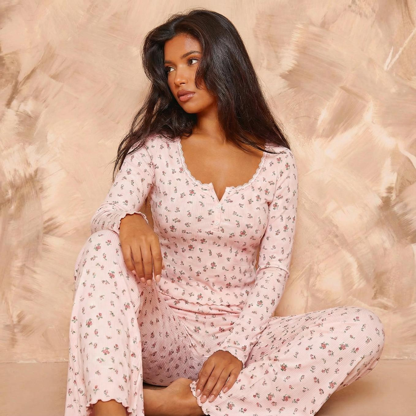 Pyjama femme floral manches longues avec finitions ondulées