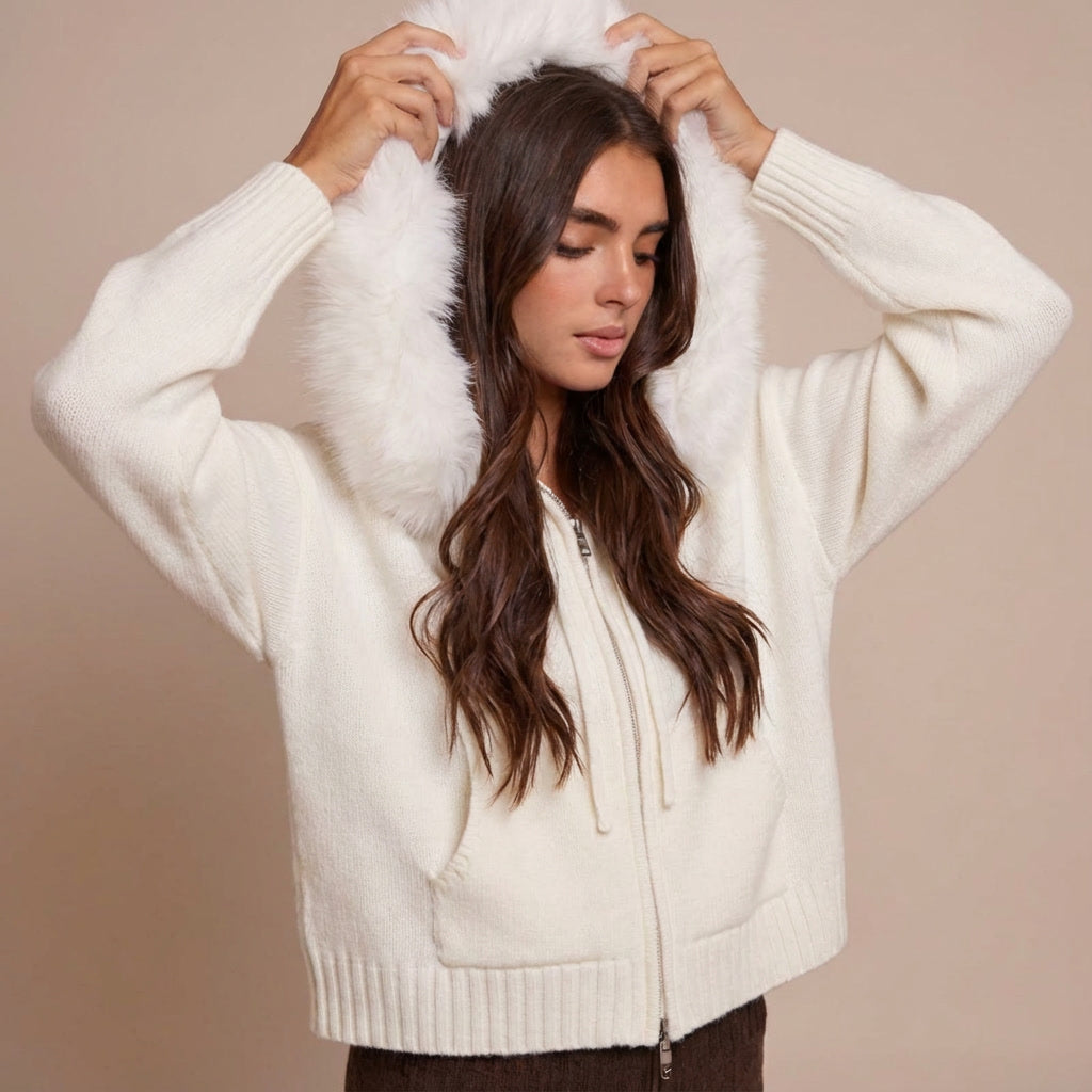 Cardigan à capuche femme en maille zippée blanc style cosy chic sur modèle hiver printemps