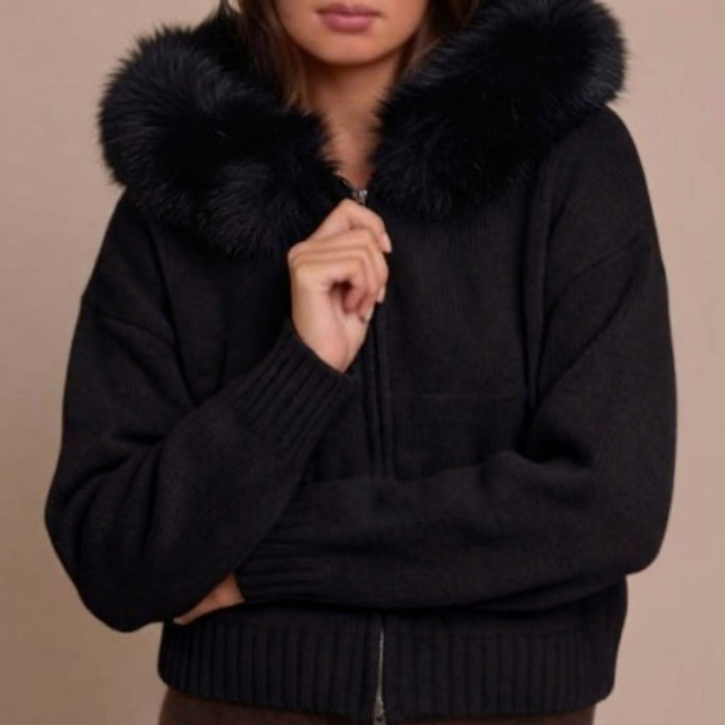 Cardigan à capuche femme en maille zippée noir veste moelleuse cosy sur modèle hiver printemps