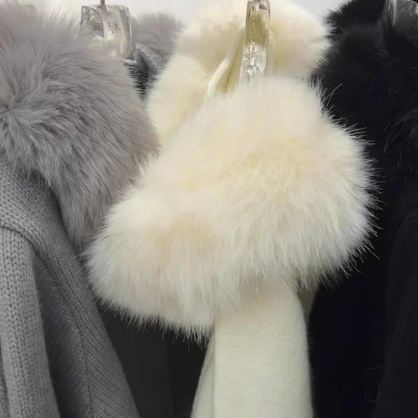 Cardigan à capuche femme en maille zippée avec pompons fausse fourrure style cosy hiver printemps