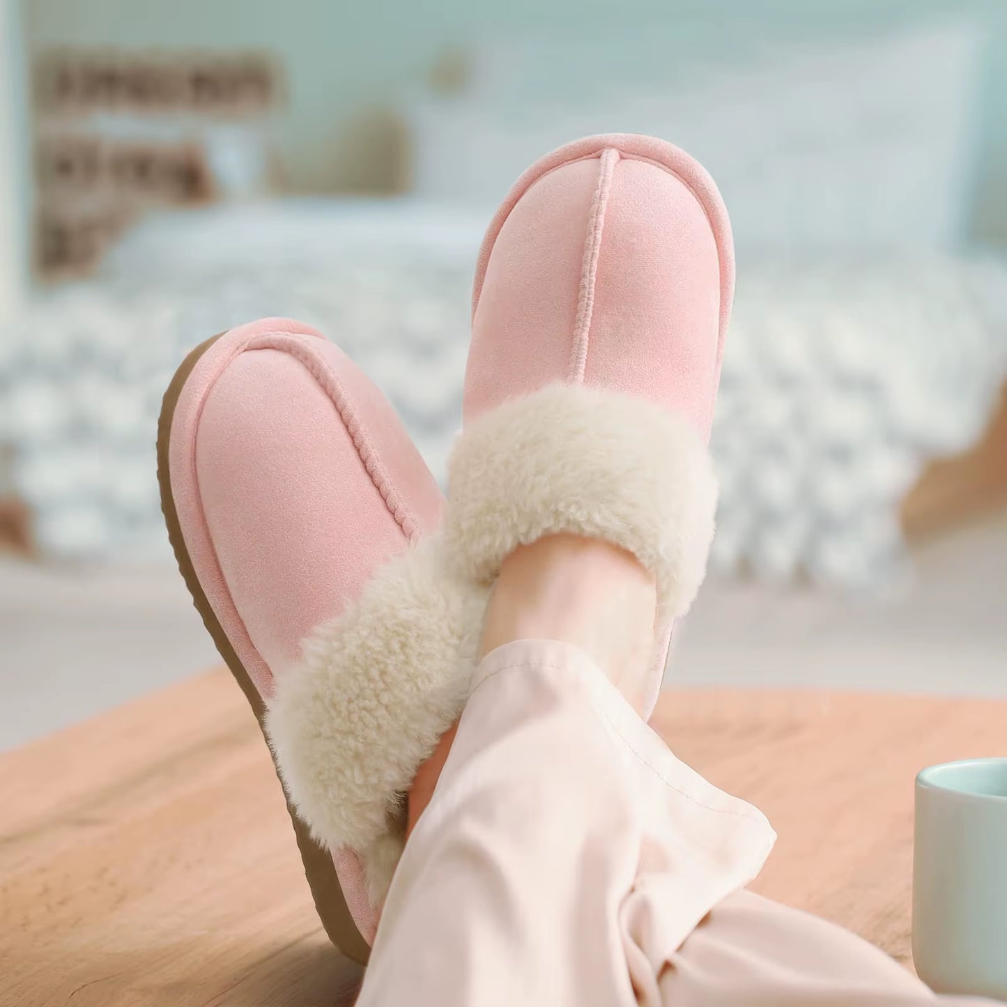 Chaussons mules femme rose portés intérieur chaud