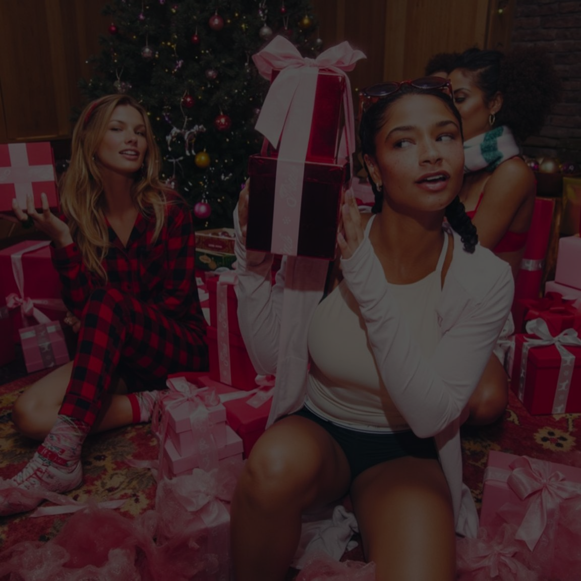 Idées cadeaux cocooning Softncosy pour femme avec coffrets et paquets dans une ambiance de Noël