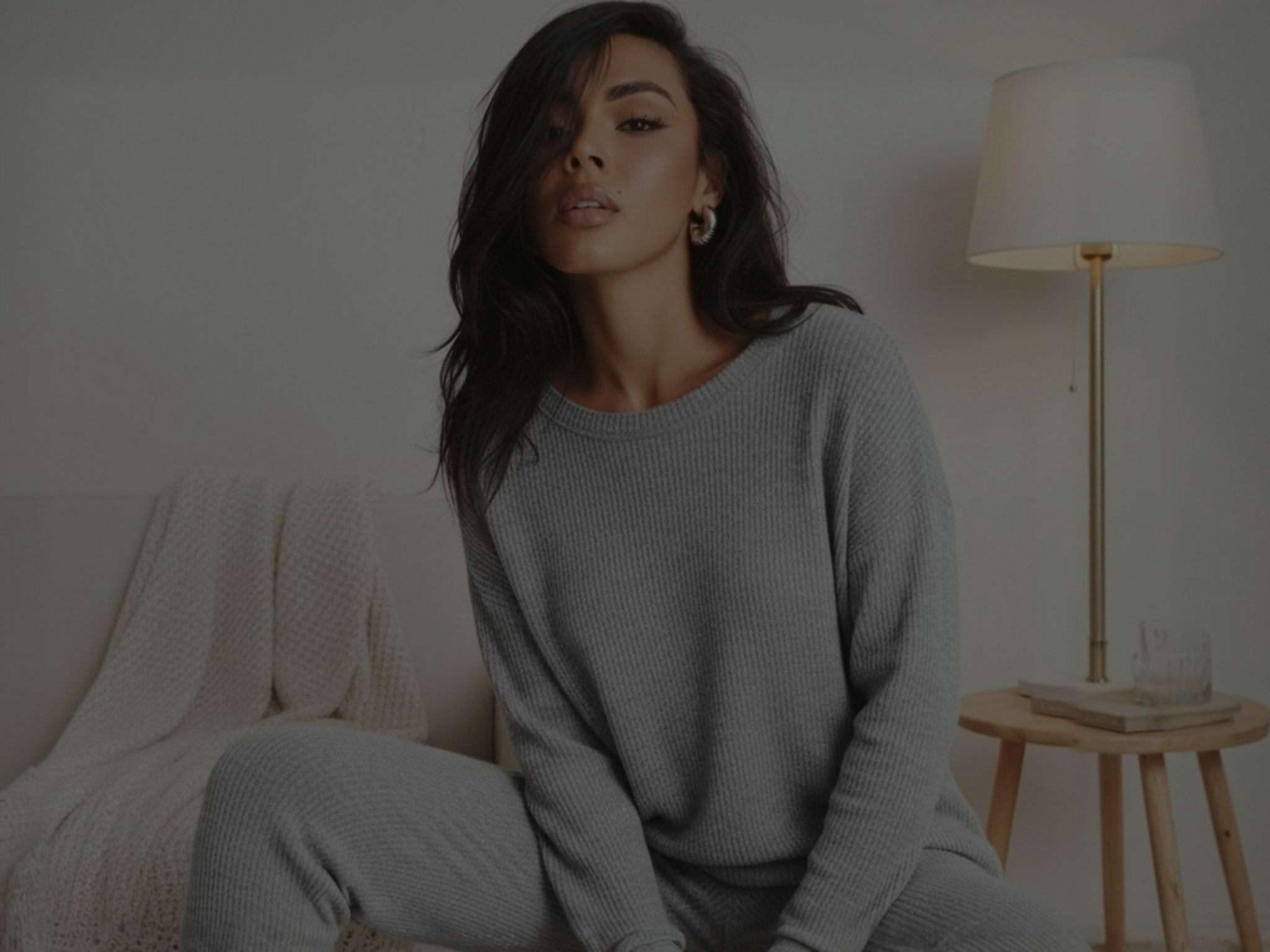 Ensemble loungewear femme Softncosy en maille douce dans un intérieur cosy