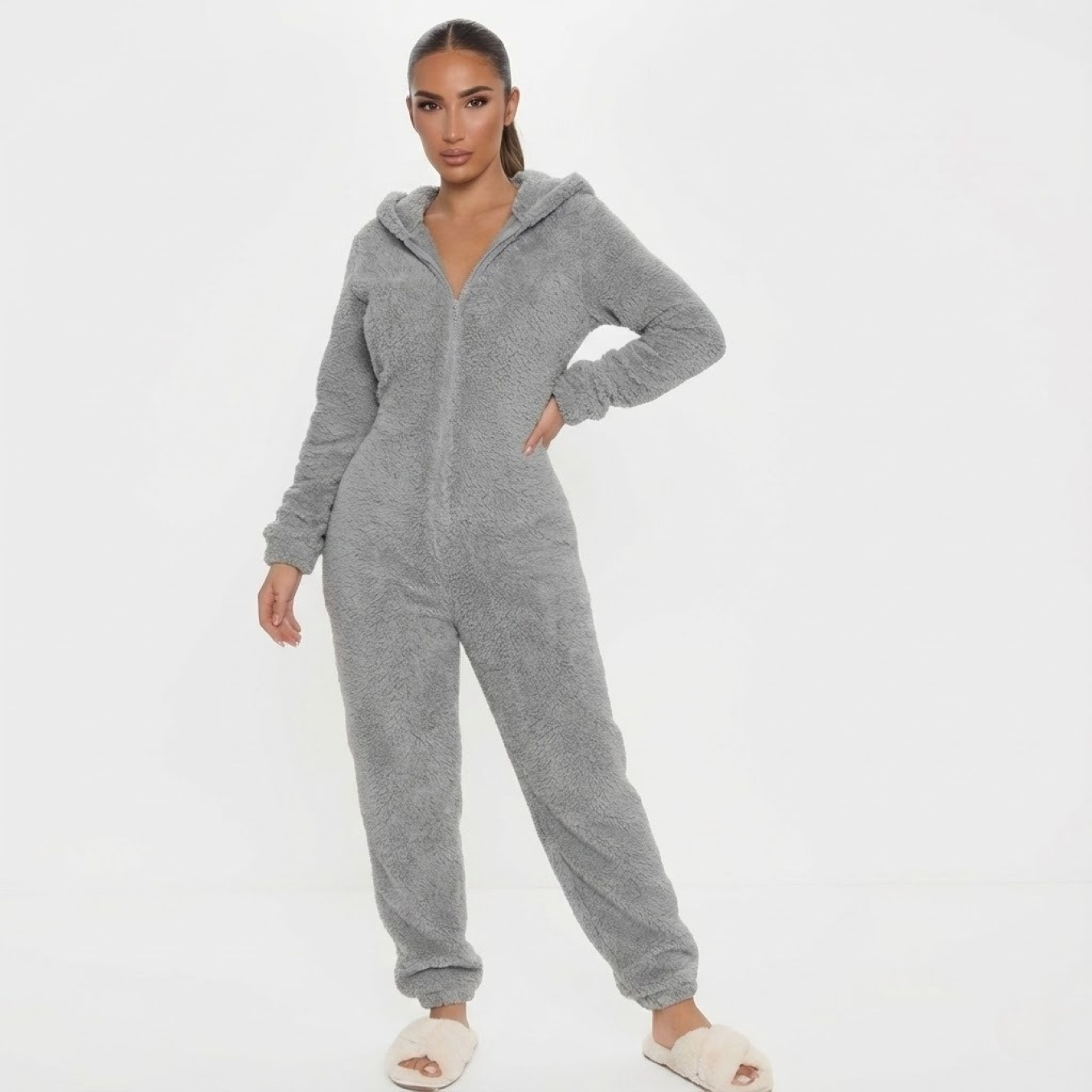 Combinaison pyjama polaire pilou pilou femme capuche gris face sur modèle hiver 2026