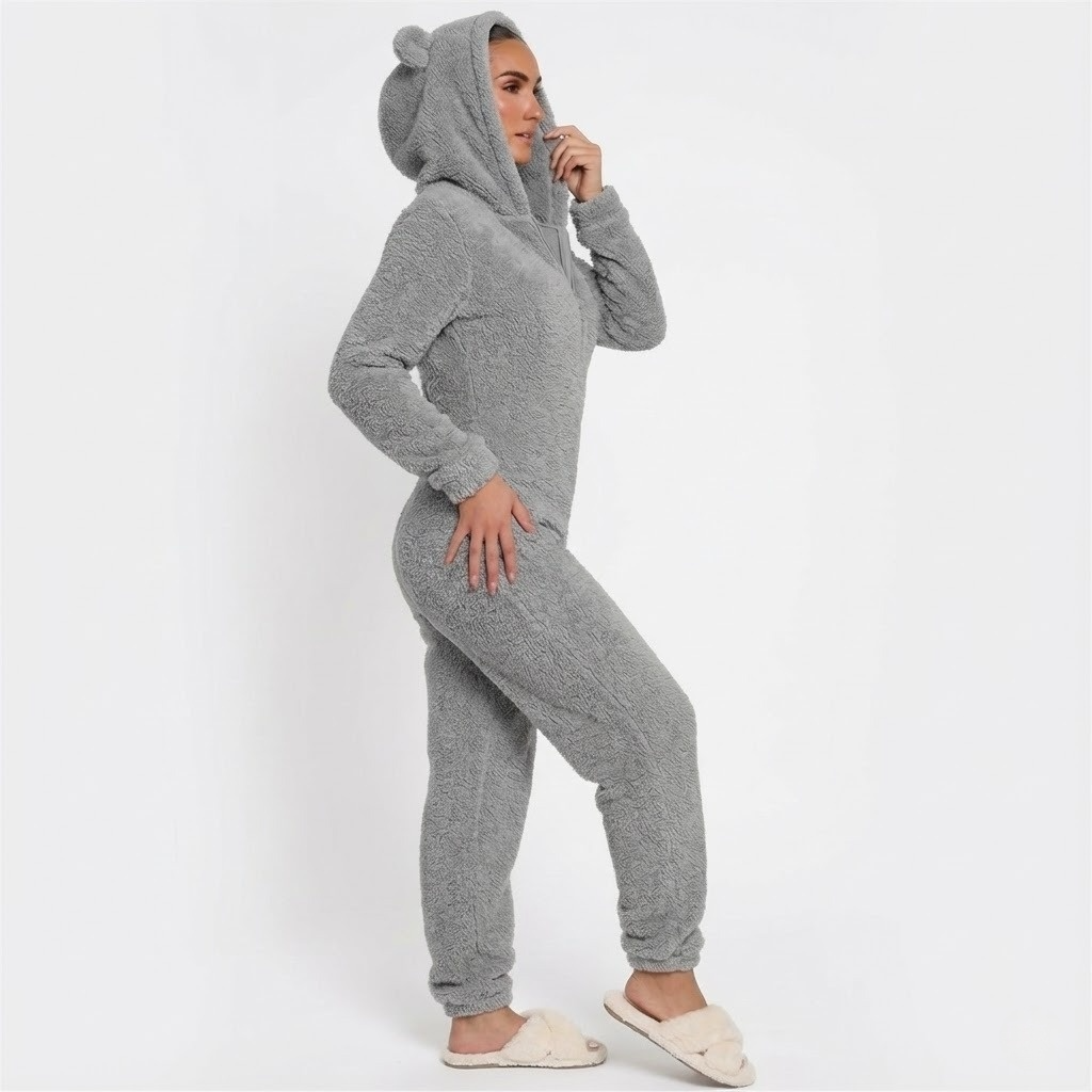 Combinaison pyjama polaire pilou pilou femme capuche gris profil sur modèle hiver 2026