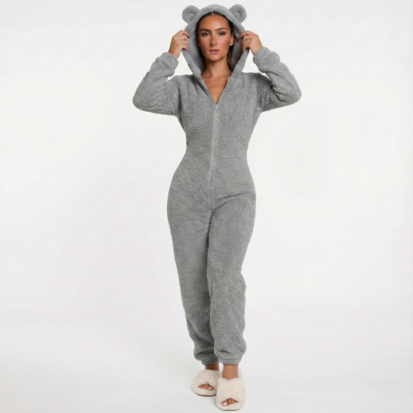 Combinaison pyjama polaire pilou pilou femme capuche gris tenue complète sur modèle hiver 2026