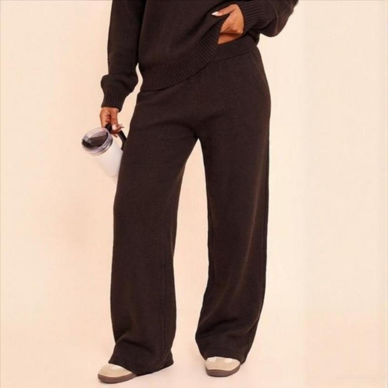 Ensemble femme maille col V marron haut tricoté avec pantalon droit élégant sur modèle hiver printemps