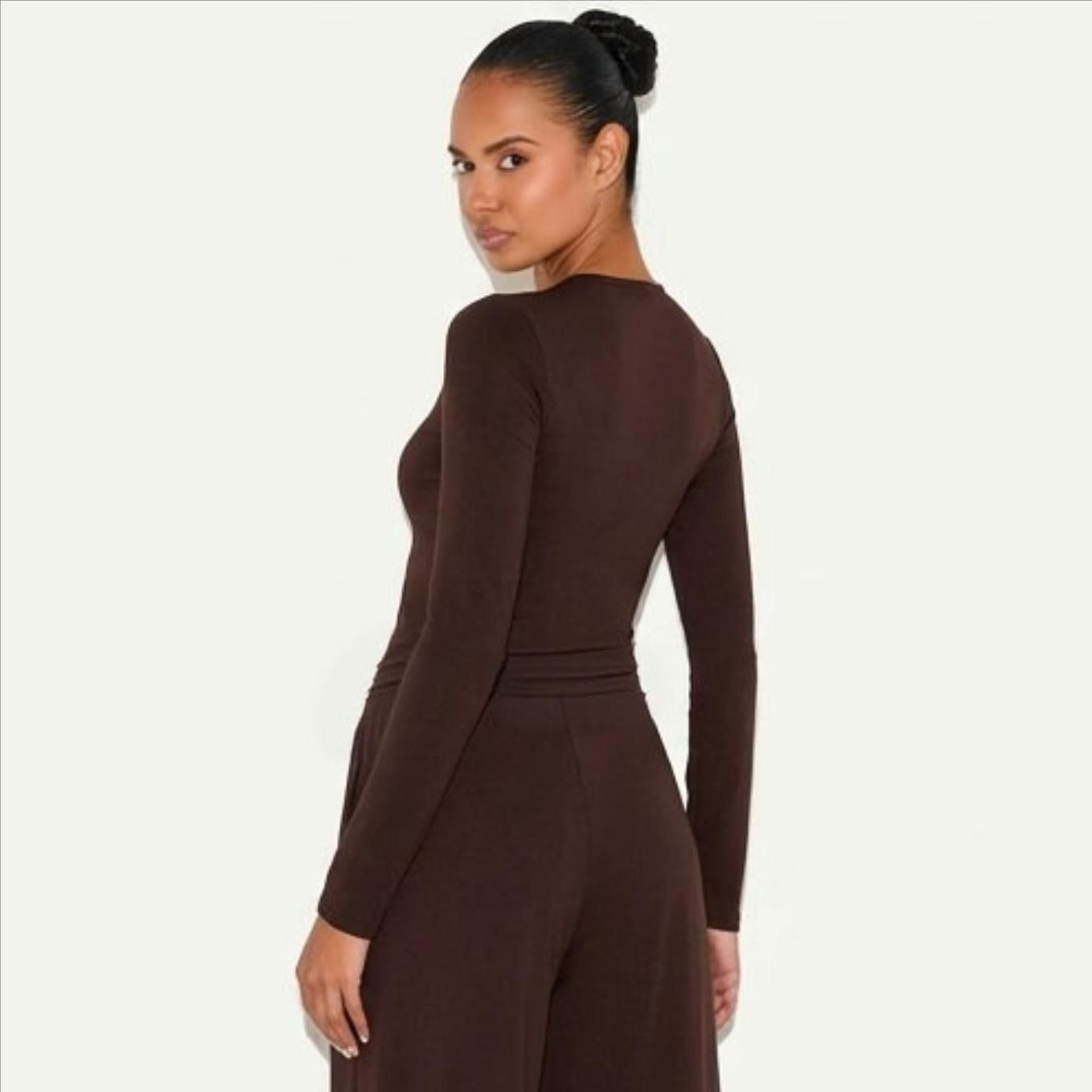 Ensemble femme monochrome marron col rond pantalon plissé taille haute profil sur modèle hiver printemps