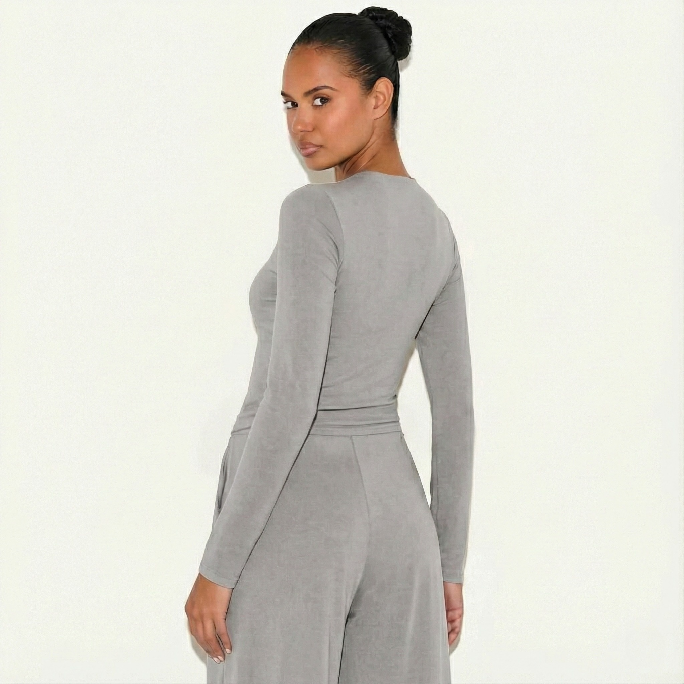 Ensemble femme monochrome gris col rond avec pantalon plissé taille haute look chic sur modèle hiver printemps