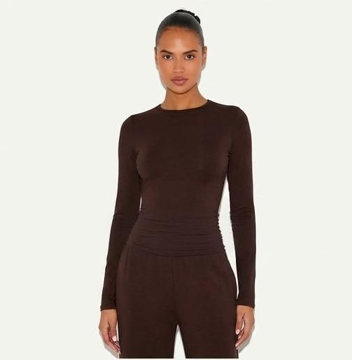 Ensemble femme monochrome marron col rond avec pantalon plissé taille haute sur modèle hiver printemps