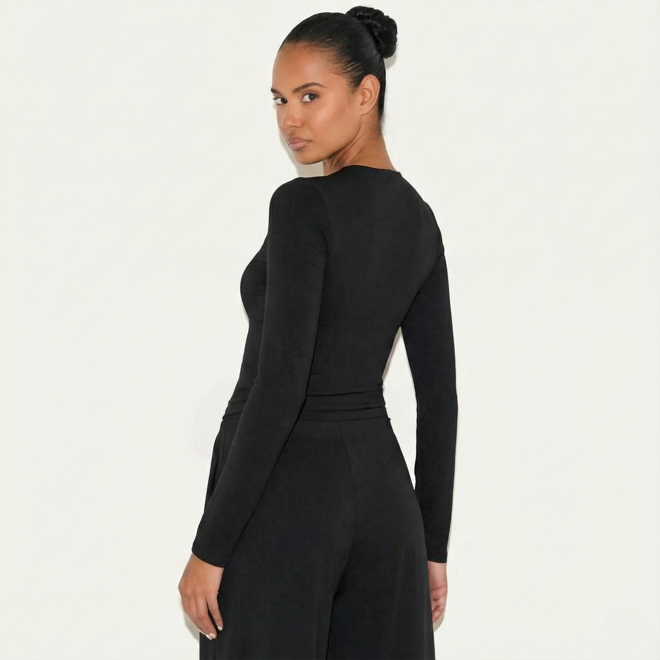 Ensemble femme monochrome noir col rond pantalon plissé taille haute chic sur modèle hiver printemps