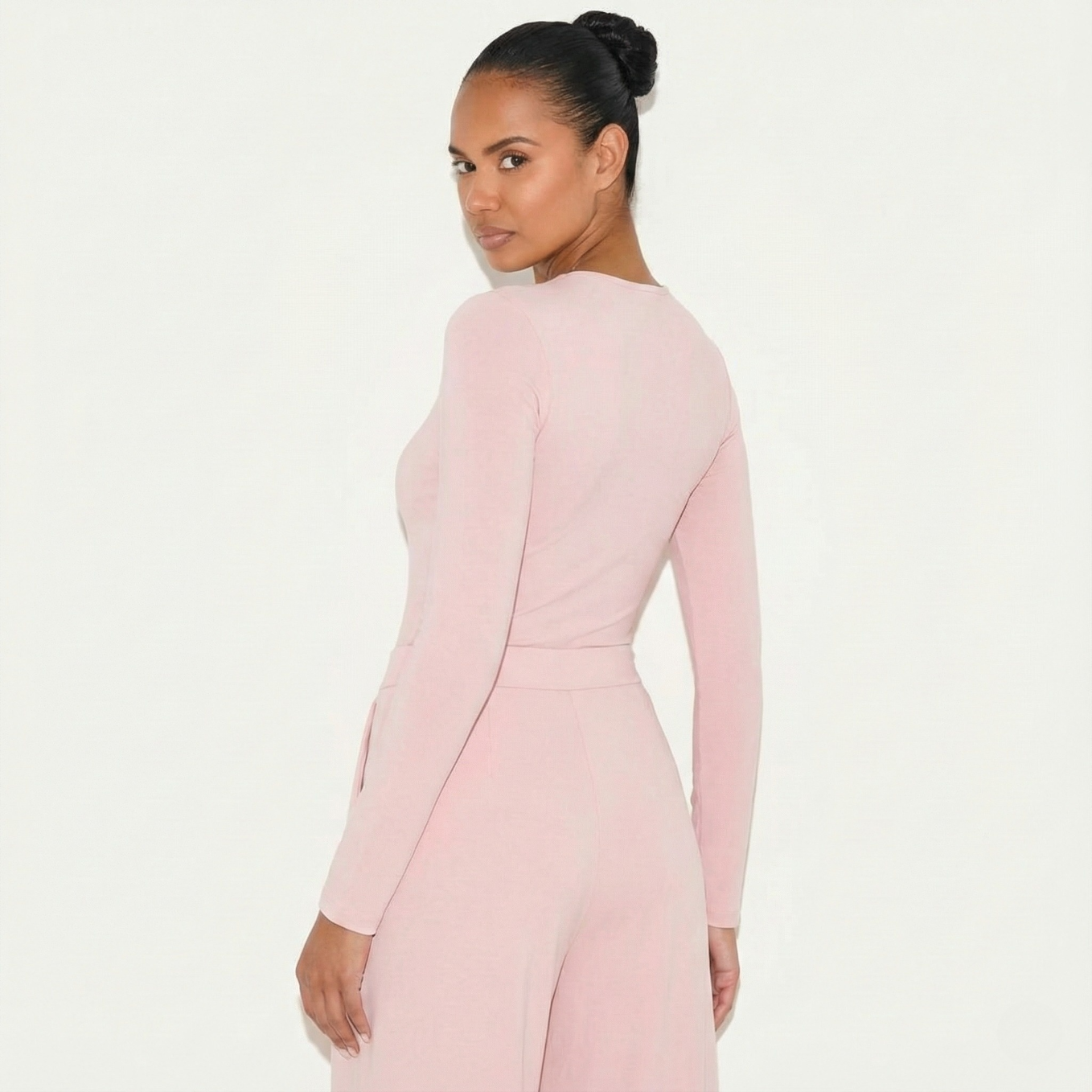 Ensemble femme monochrome rose col rond pantalon plissé taille haute sur modèle hiver printemps