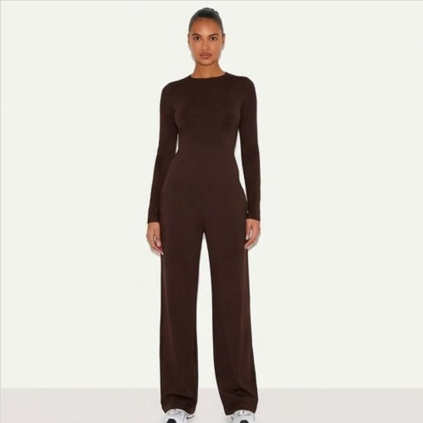 Ensemble femme monochrome col rond pantalon plissé taille haute tenue complète chic hiver printemps