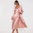 Ensemble nuisette et robe longue satinée femme rose pose élégante sur modèle hiver printemps 2026