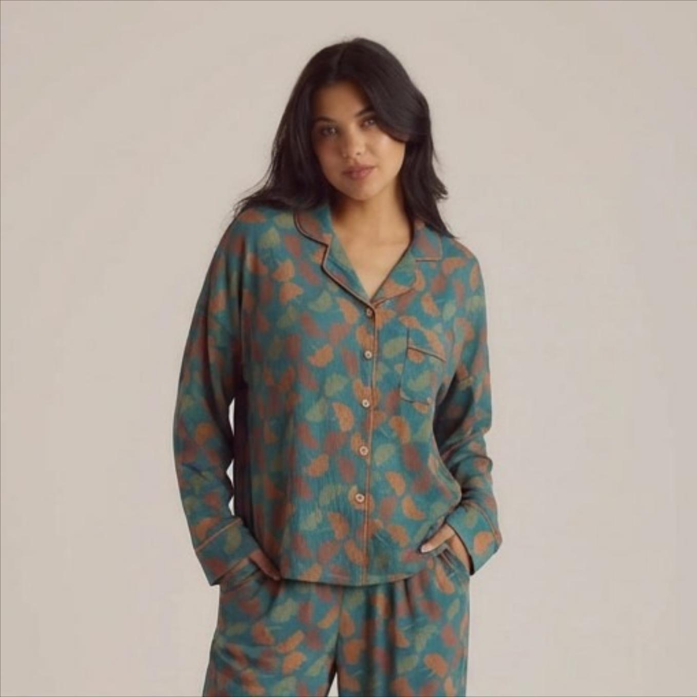 Ensemble pyjama femme 2 pièces crêpe de coton imprimé vert col V léger sur modèle printemps été 2026