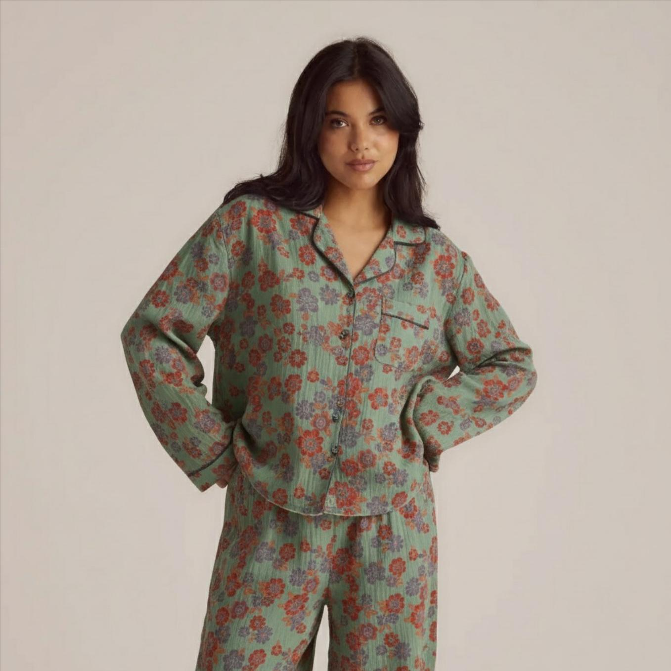 Ensemble pyjama femme 2 pièces en crêpe de coton imprimé vert léger sur modèle printemps été 2026