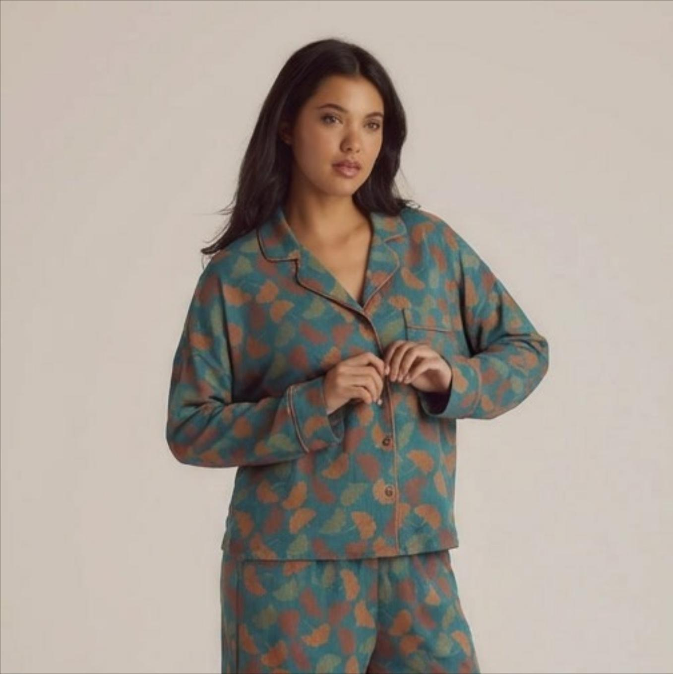 Ensemble pyjama femme 2 pièces crêpe de coton imprimé vert tenue sur modèle printemps été 2026