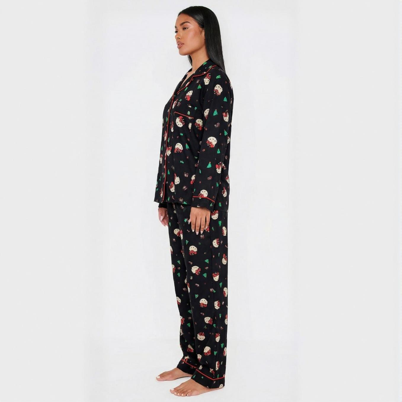 Ensemble pyjama Noël femme Hello Kitty 2 pièces noir vue côté sur modèle hiver 2026