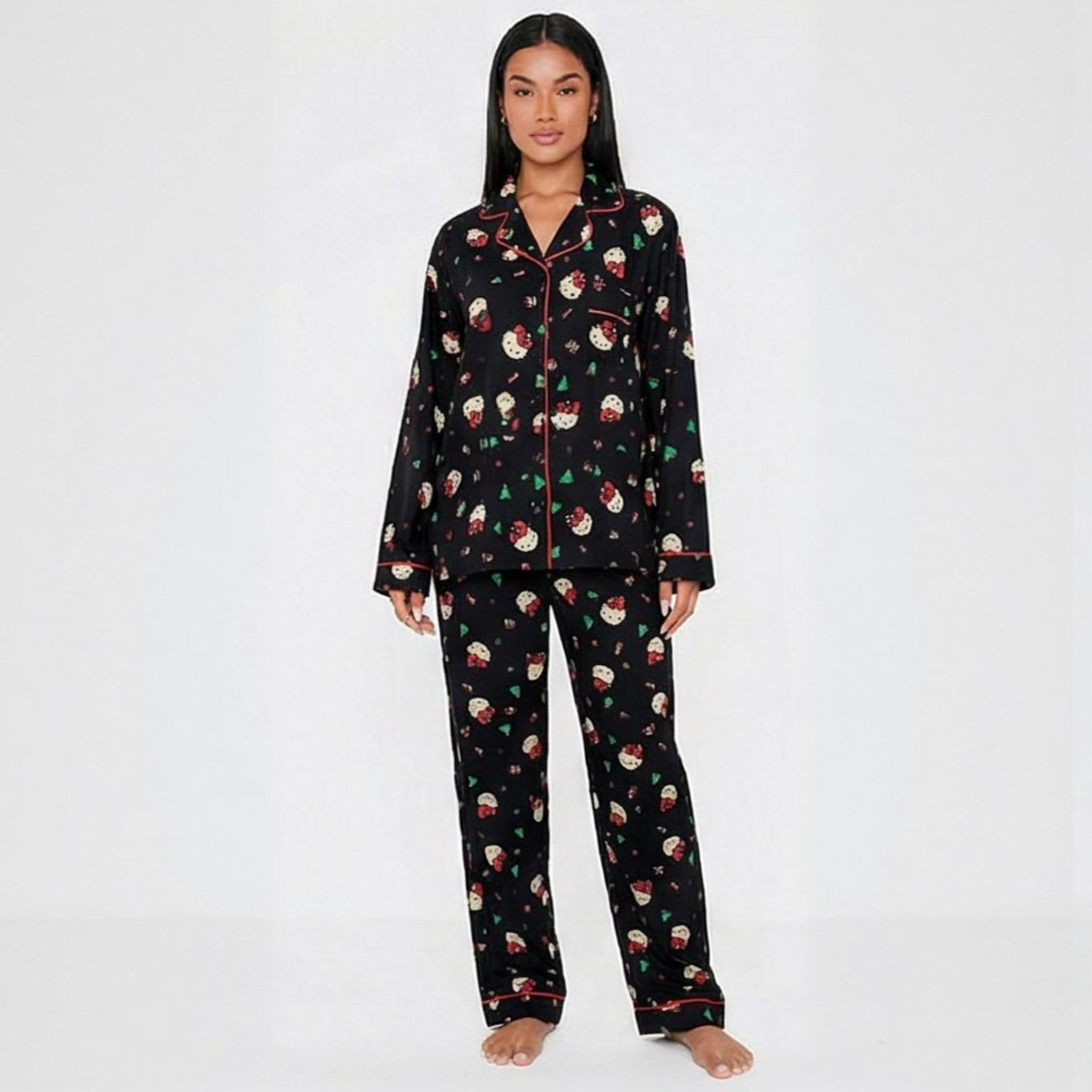 Ensemble pyjama Noël femme Hello Kitty 2 pièces noir sur modèle hiver 2026